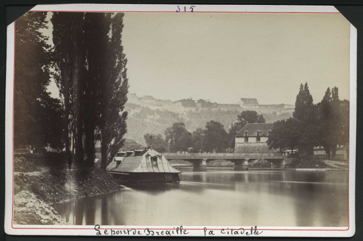 Besançon. Barque lavandière près du pont de Bregille