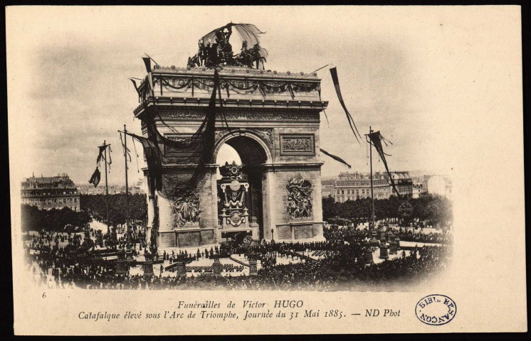 Funérailles de Victor Hugo. Catafalque élevé sous l'Arc de Triomphe, Journée du 31 Mai 1885 [image fixe] , Paris : ND Phot, 1902