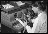 39MDT537 - Ouvrière au travail (contrôle du mouvement avec vibrographe) : négatif (noir et blanc).