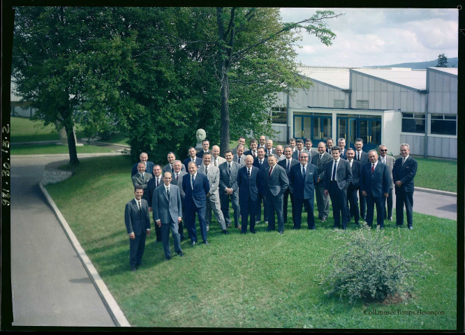 39MDT510 - Photographie de groupe avec Fred Lip et une partie du personnel devant le buste d'Emmanuel Lipmann, usine de Palente : négatif (noir et blanc).