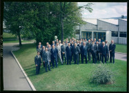 39MDT510 - Photographie de groupe avec Fred Lip et une partie du personnel devant le buste d'Emmanuel Lipmann, usine de Palente : négatif (noir et blanc).