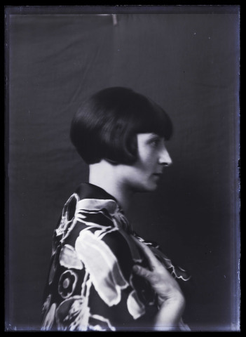 Jeune femme à la coupe garçonne, vue en buste, de profil