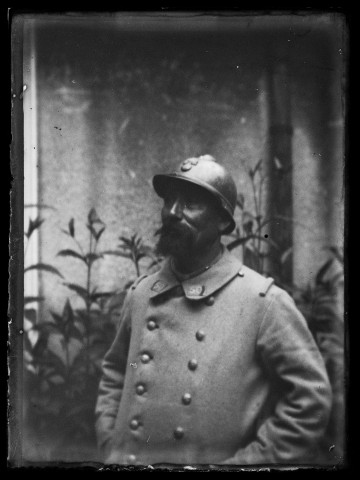 Portrait d'un soldat français posant en buste devant une maison