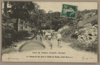 Besançon - Tour de France Cycliste Peugeot - Le Peloton de tête dans la Vallée du Doubs, avant Besançon. [image fixe] , Paris : A. PROUST, Editeur, Paris, 1904/1912