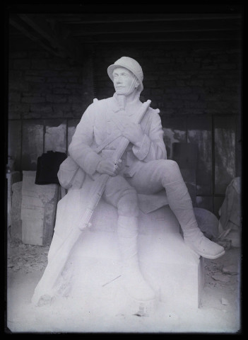 Soldat de la Première Guerre mondiale assis : élément du monument aux morts de Bouverans