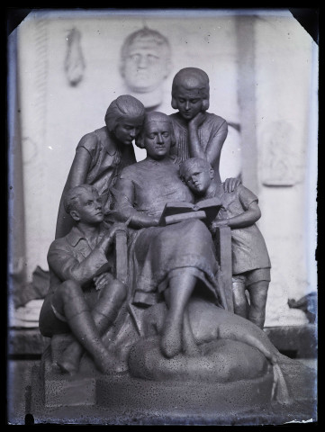 Le groupe sculpté de la Famille Félix photographié dans l'atelier
