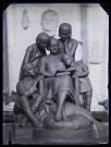 Le groupe sculpté de la Famille Félix photographié dans l'atelier