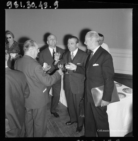 39MDT407 - Visite des locaux et exposition-vente de montres à l'attention du personnel : négatif (noir et blanc).