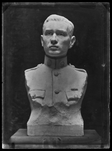 Portrait sculpté en buste d'un jeune homme en uniforme militaire américain dans l'atelier