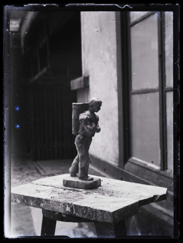 Statuette d'un vendangeur, photographié sur une sellette dans l'atelier