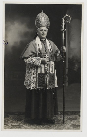 Portrait en pied d'Henri Binet, evêque de Soissons, avec sa crosse et sa mitre / Photographie J Cibrario, fils, Soissons.- Soissons : J Cibrario