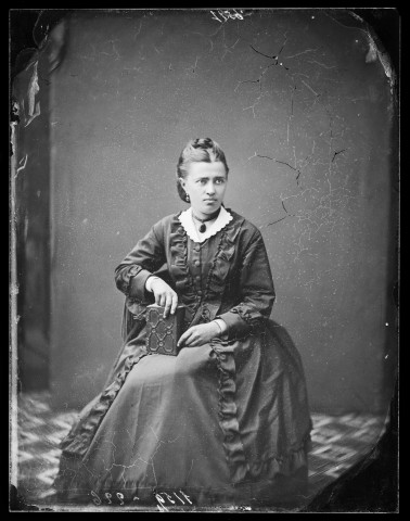 Portrait d'une femme assise