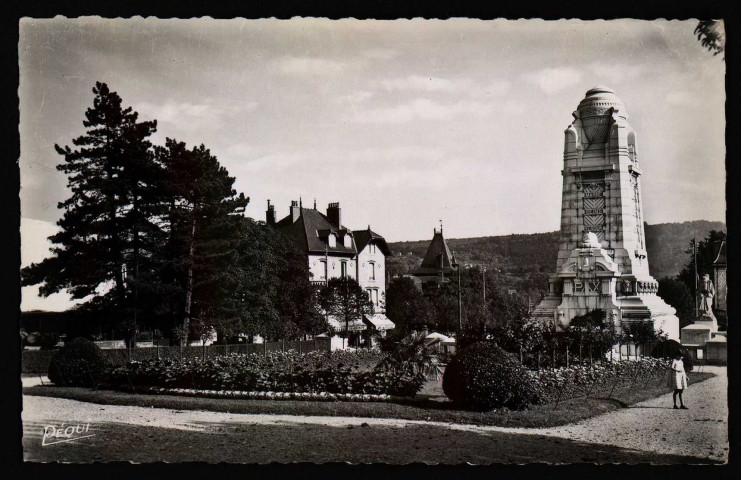 Besançon - Besançon-les-Bains - Le Monument aux Morts. [image fixe] , Besançon : Hélio Péquignot, éditeur Besançon, 1904/1930