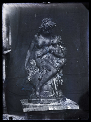 Groupe sculpté de Vénus désarmant l'Amour de Carrier-Belleuse photographié dans l'atelier d'Hertig