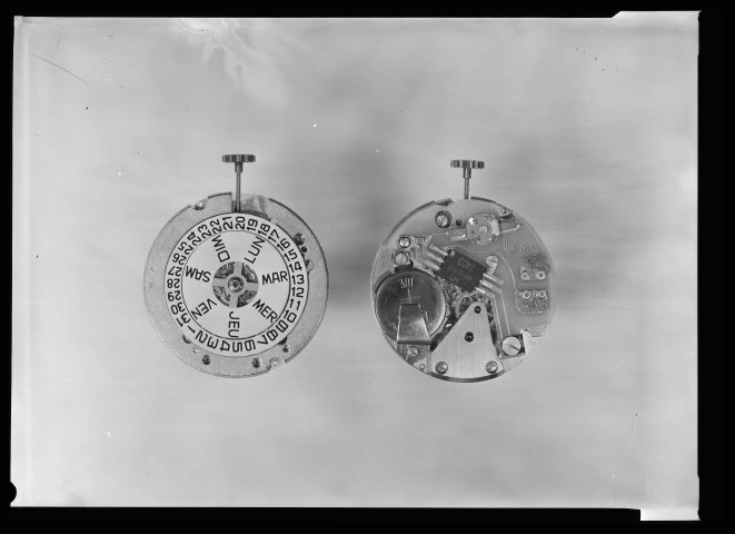 39MDT288 - Mouvements de montres électroniques : négatif (noir et blanc).