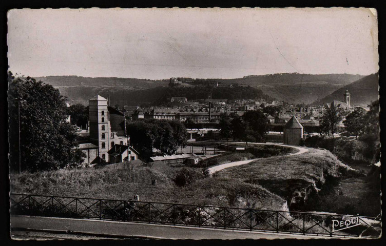Besancon-les-Bains (Doubs). Anciens remparts. Au fond : la Citadelle [image fixe] , Besancon : Péquignot, 1950/1955