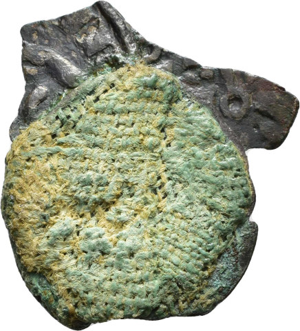 874.1.11 - pièce de monnaie (4, lot) ; tissu (fragment) ; denier tournois ; denier estevenant