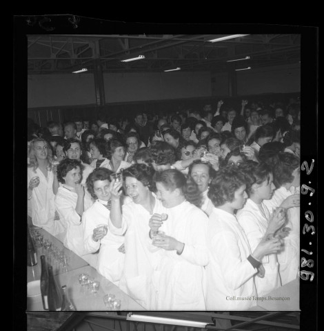 39MDT386 - Personnel de Lip à Palente (remise de médailles et pot de service) : négatif (noir et blanc).