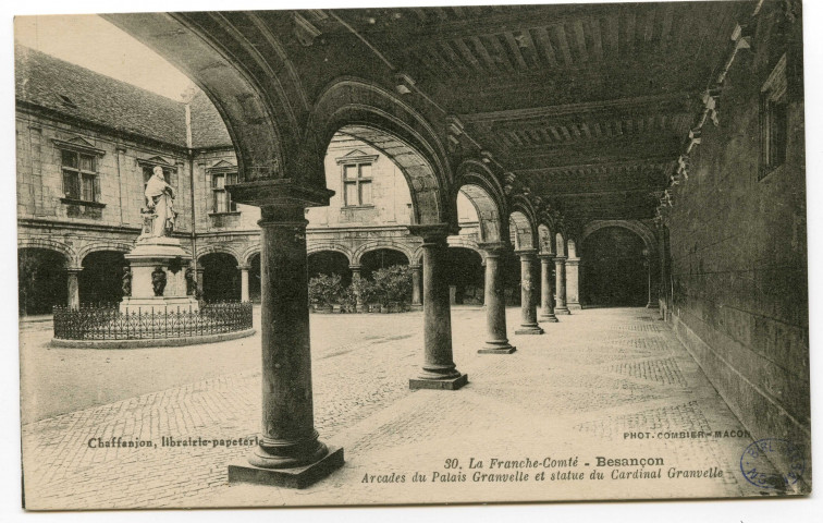 Besançon - Arcades du Palais Granvelle et Statue du Cardinal Granvelle. [image fixe] , Mâcon : Phot. Combier Mâcon, 1904/1930