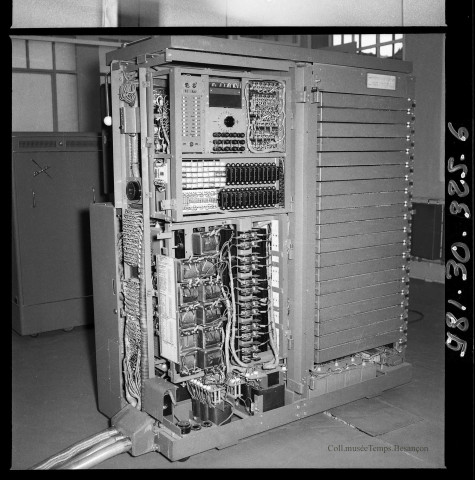 39MDT527 - Visite de Fred Lip dans les ateliers et vues rapprochées des machines outils : négatif (noir et blanc).