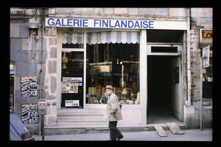 Diaporama sur des vitrines de commerces du quartier Battant.