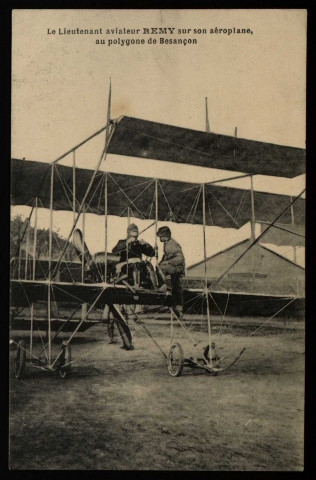 Le Lieutenant aviateur REMY sur son aéroplane, au Polygone de Besançon. [image fixe] , 1904/1911
