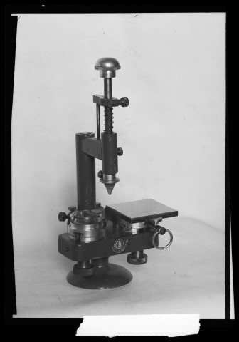 39MDT215 - Machine siglée "outillage d'horlogerie Villers le Lac" : négatif (noir et blanc).