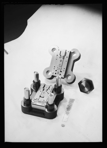 39MDT355 - Pièces détachées pour outillage : négatif (noir et blanc).