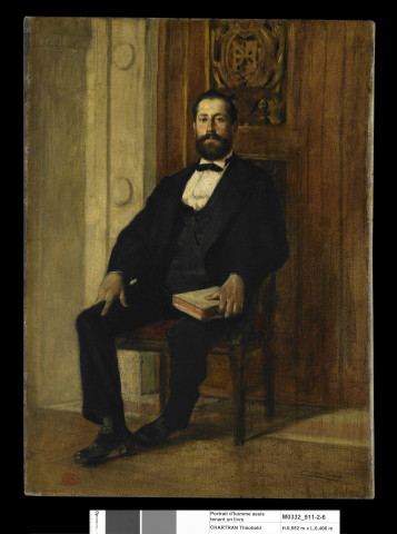 Portrait d'homme assis tenant un livre