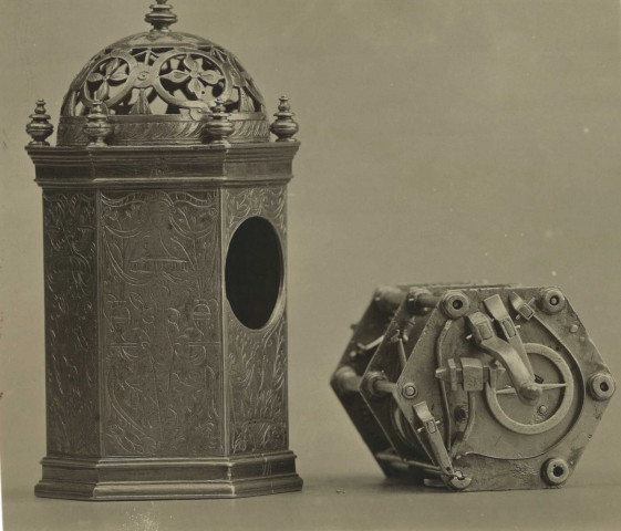 47MDT5 - Photographies, reproductions de gravures d'horlogerie ancienne et catalogue d'exposition