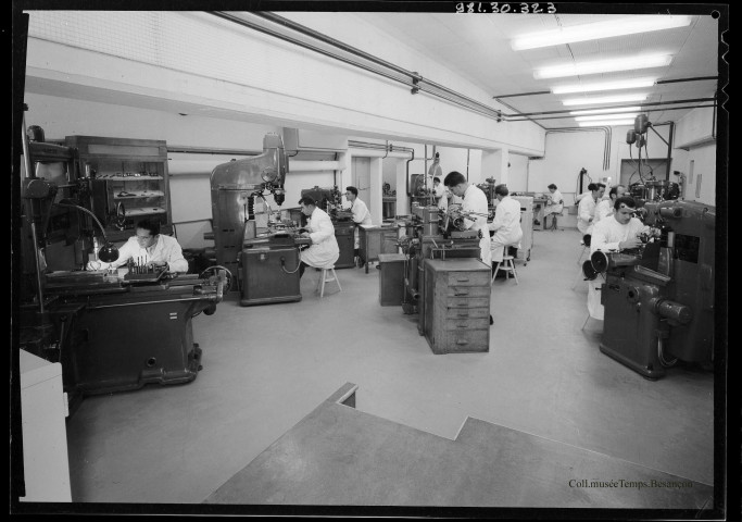 39MDT489 - Atelier de presse avec ouvriers au travail, usine de la Mouillère? : négatif (noir et blanc).