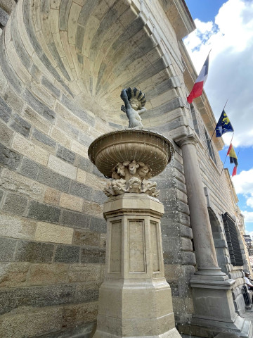 Fontaine ; Fontaine Hôtel de Ville
