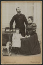 Mauvillier, Emile. Couple avec un enfant : femme assise, homme debout, enfant avec un cheval de bois