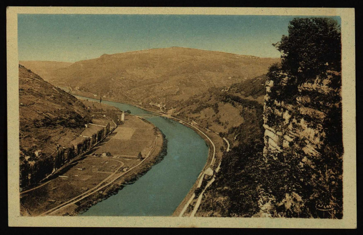 Besançon-les-Bains (Doubs) - Vallée du Doubs à la Malate. Route pittoresque se dirigeant vers Morteau et la Suisse [image fixe] , Mâcon : COMBIER IMP. MACON, 1907/1930