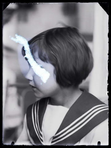 Portrait d'enfant en costume marin posant de 3/4 gauche dans l'atelier