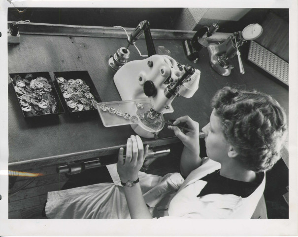 2MDT110 - Ouvrière à son poste de travail, opération d'empierrage :tirage argentique noir et blanc (années 1950).