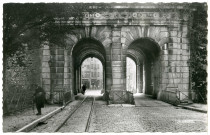 Besançon-les-Bains (Doubs) - Porte de Battant [image fixe] , Strasbourg : Editions " La Cigogne ", 37 rue de la Course, Strasbourg - "Exclusivité de fabrication André Leconte", 1930/1958