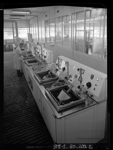 39MDT480 - Ateliers de galvanoplastie : négatif (noir et blanc).