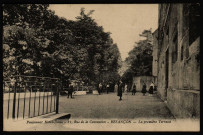Pensionnat Notre-Dame - 11, rue de la Convention - Besançon - La Première Terrasse [image fixe] , Paris : J. David et E. Vallois, phot-édit, 1904/1926