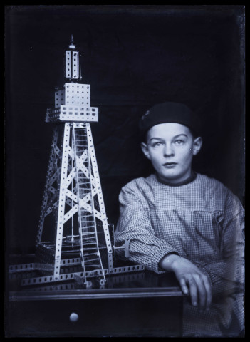 James Hertig enfant posant avec une construction en Meccano