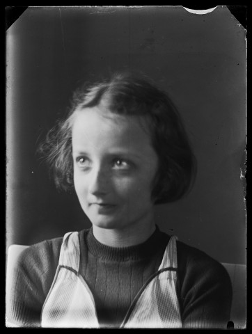 Portrait flou de jeune fille vue en buste posant dans l'atelier