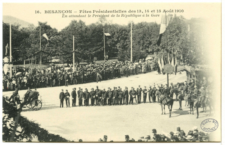Besançon - Fêtes présidentielles des 13, 14 et 15 août 1910. En attendant le président de la République à la gare [image fixe] , Paris : I P M, 1910
