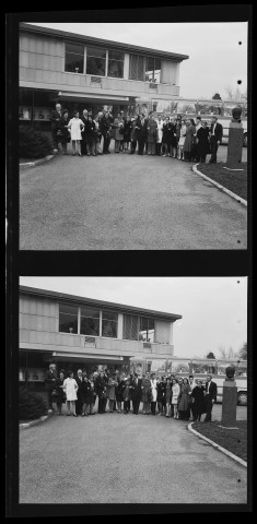 39MDT221 - Photos de groupes de visiteurs devant l'entrée principale de l'usine de Palente : négatif (noir et blanc).