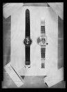 39MDT256 - Catalogue de montres, vues de profil et de dos, modèles non identifiées : négatif (noir et blanc).