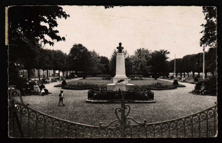 Besançon - Besançon - Square E. Cusenier. [image fixe] , Besançon : PEQUINOT, Editeur, 27 rue Ch-Nodier. Besançon, 1904/1930