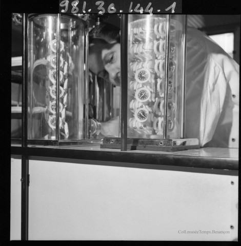 39MDT468 - Montres en cours de test d'étanchéité : négatif (noir et blanc).