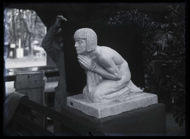 Le groupe sculpté "Isaac" dans l'atelier, un homme tenant une étoffe derrière la sculpture