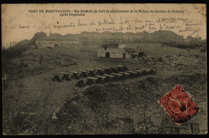 Fort de Montfaucon - Un des Baraquement abritant 35 canons, démoli par l'explosion du 16 Septembre 1906. [image fixe] , Besançon : J. Liard, édit. Besançon, 1905/1906