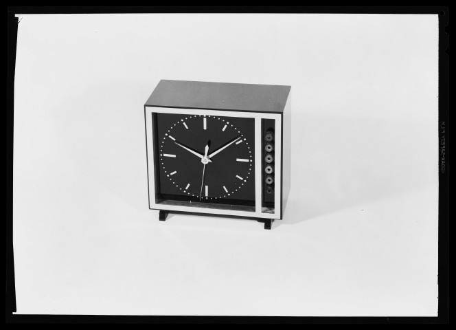 39MDT152 - Pendulette et dispositif à quartz : négatif (noir et blanc).