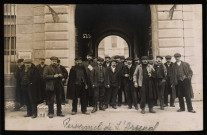 [Besançon. Personnel de l'Arsenal] [image fixe] , Besançon : Photo Alfred d'Hoop, 17, rue Battant, 1911/1925
